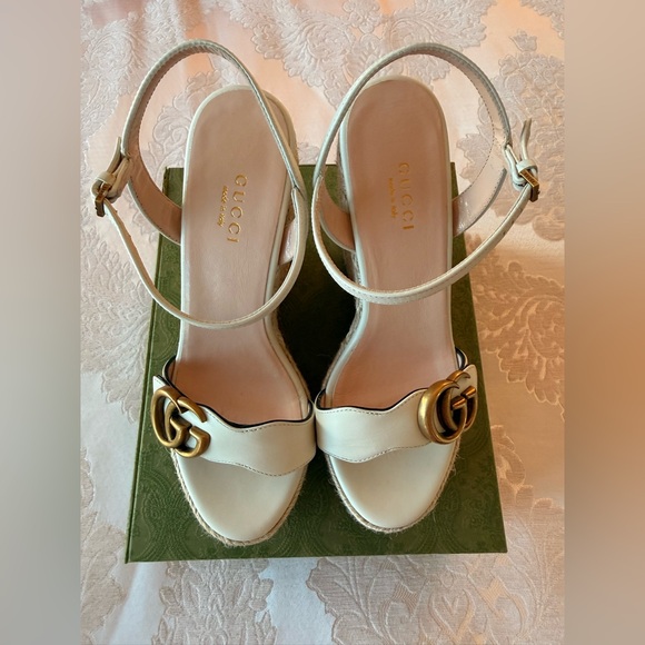 Gucci New Elegant Cream Wedge Sandals - Picture 2 of 14